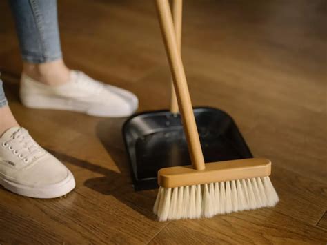 Woman makes thousands as a naked cleaner